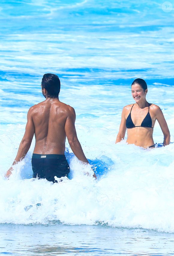 Depois do vôlei, Agatha Moreira e Rodrigo Simas curtiram o calor do Rio de Janeiro com um banho de mar