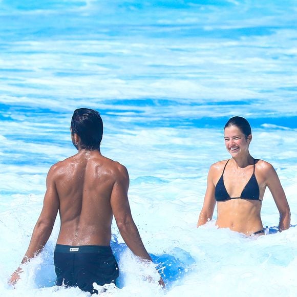 Depois do vôlei, Agatha Moreira e Rodrigo Simas curtiram o calor do Rio de Janeiro com um banho de mar