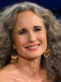 Carolina Avendaño, cabeleireira especialista em cachos: 3 dicas para tratar os cabelos grisalhos em cabelos cacheados