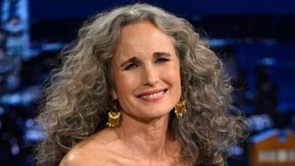 Carolina Avendaño, cabeleireira especialista em cachos: 3 dicas para tratar os cabelos grisalhos em cabelos cacheados