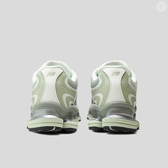 Do tênis de corrida ao item fashion: o New Balance ABZORB 2000 resgata o visual esportivo dos anos 2000 e atualiza a proposta com cabedal minimalista e uma combinação de verde-claro que promete conquistar os looks da temporada