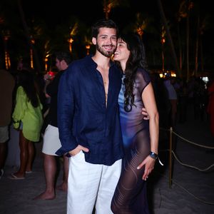 Bruna Marquezine e João Guilherme fizeram a alegria dos fotógrafos e posaram juntos para diversas fotos