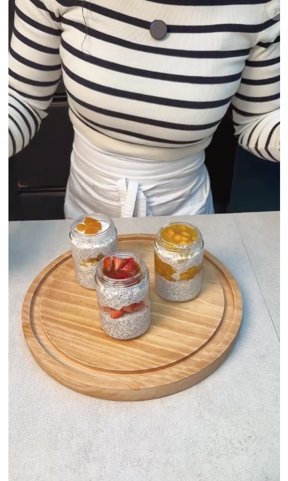 Manga em cubos com geleia de manga, morangos picados com castanhas, amêndoas ou pistache ou banana com damasco e coco ralado são combinações que funcionam bem