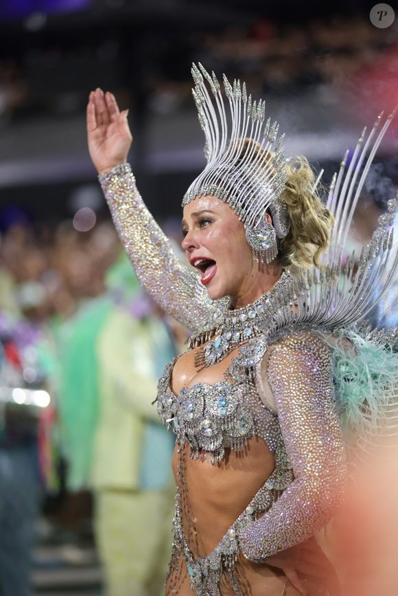 O adeus de Paolla Oliveira ao posto de Rainha da Grande Rio foi repleto de emoção