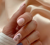 Unhas curtas voltam com força em 2026, unindo praticidade e estilo