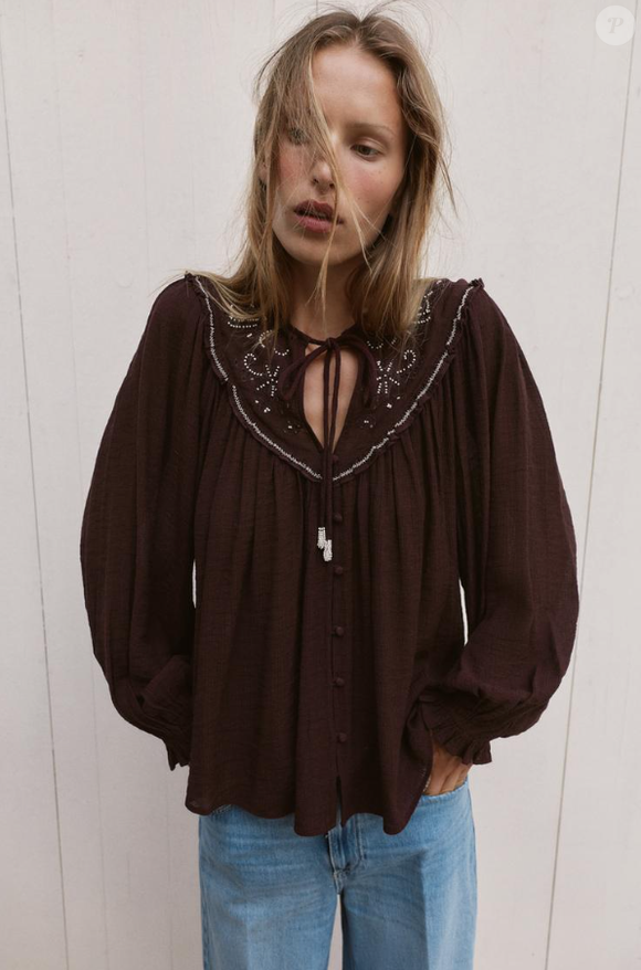 Blusa da Zara Brasil com bordados, miçangas e franjas deixam um ar mais autêntico e leve, trazendo o foco no artesanal, presente no boho Chic. Essa peça na cor marrom é tendência para o Outono 2026.