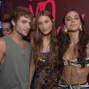 Bruna Marquezine aproveitou o camarote de Gilberto Gil com Sasha Meneghel e João Lucas no Carnaval