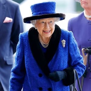 O estilo impecável de Kate Middleton vai muito além da moda: a princesa aposta em produções monocromáticas inspiradas na Rainha Elizabeth II para chamar atenção com elegância