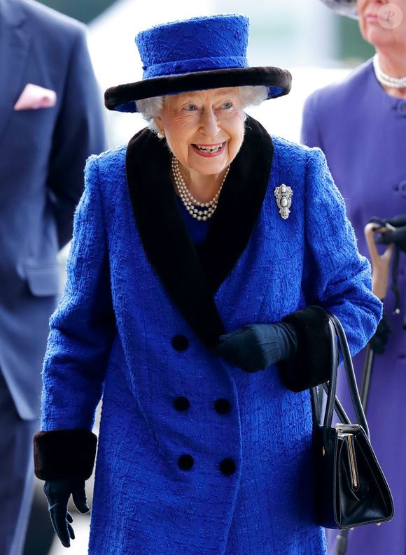 O estilo impecável de Kate Middleton vai muito além da moda: a princesa aposta em produções monocromáticas inspiradas na Rainha Elizabeth II para chamar atenção com elegância