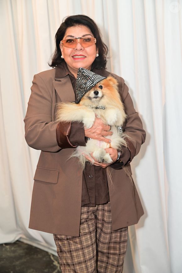 No desfile da Misci, Roberta Miranda posou ao lado do seu cãozinho Severino.