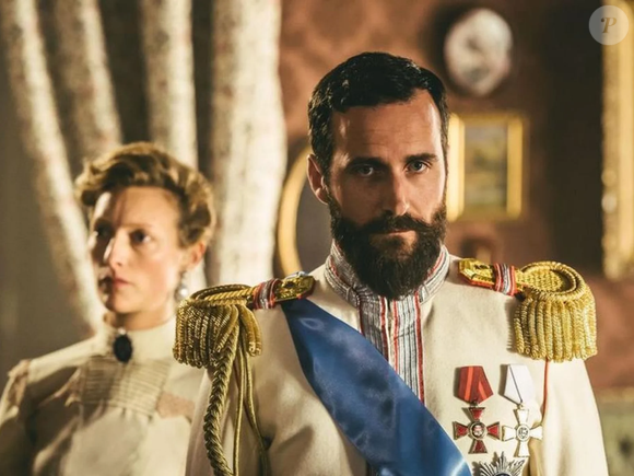 Não se trata apenas de uma reconstituição histórica. A minissérie não esconde sexo, violência e paixões obscuras que marcaram os derradeiros dias dos Romanov. Por isso, foi rapidamente classificada como “uma das séries mais proibidas” do streaming