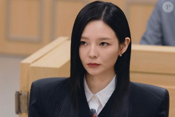 Trabalhando com ele está Han Na-hyeon (Esom) uma advogada focada no sucesso de seus casos na Justiça. Os dois se aproximam e vivem um romance inesperado