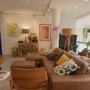 Enquanto faz sucesso como a ambiciosa Pilar na novela 'Quem Ama Cuida', Isabel Teixeira emocionou o público ao mostrar sua 'casa ateliê' no programa 'Pode Entrar', do GNT, espaço onde mistura trabalho, arte, memória familiar e muita história