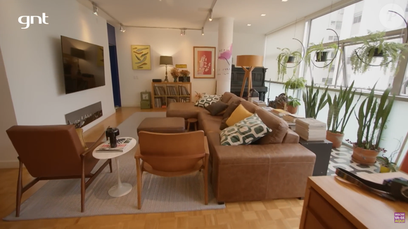 Enquanto faz sucesso como a ambiciosa Pilar na novela 'Quem Ama Cuida', Isabel Teixeira emocionou o público ao mostrar sua 'casa ateliê' no programa 'Pode Entrar', do GNT, espaço onde mistura trabalho, arte, memória familiar e muita história