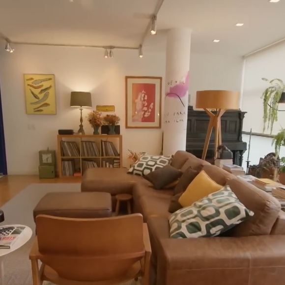 Enquanto faz sucesso como a ambiciosa Pilar na novela 'Quem Ama Cuida', Isabel Teixeira emocionou o público ao mostrar sua 'casa ateliê' no programa 'Pode Entrar', do GNT, espaço onde mistura trabalho, arte, memória familiar e muita história