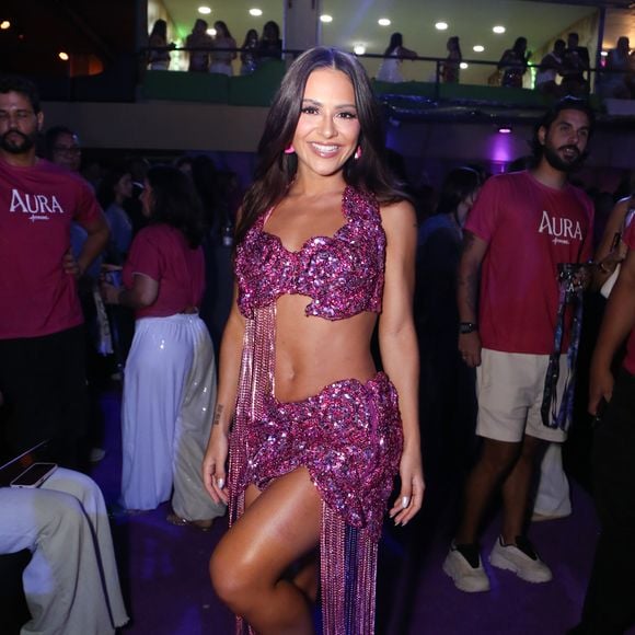 Giullia Buscacio apostou em um look roxo belíssimo repleto de pedrarias e strass