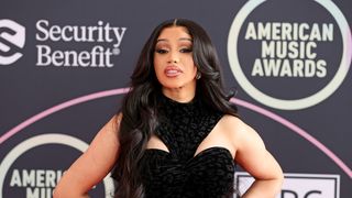 3 meses sem lavar o cabelo: descuido da higiene capilar de Cardi B pode causar proliferação fúngica e queda capilar; especialista revela riscos