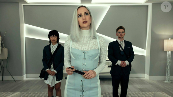 'A Queda da Casa de Usher': 'Dois irmãos ambiciosos, obcecados por fama e fortuna, constroem uma dinastia familiar que começa a ruir quando seus herdeiros passam a morrer, um a um, de forma misteriosa', descreve a sinopse oficial da série.