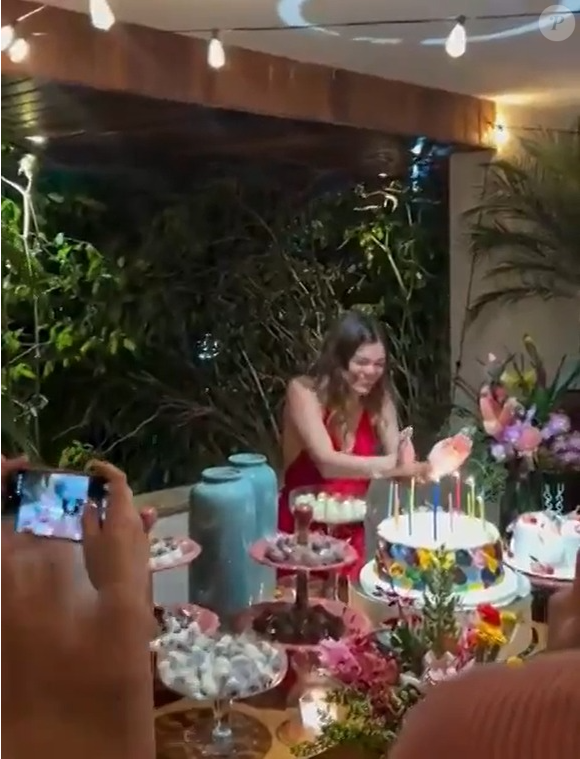 Shawn Mendes esteve no aniversário de Luana Marquezine, irmã de Bruna Marquezine, que completou 24 anos em uma comemoração reservada no Rio