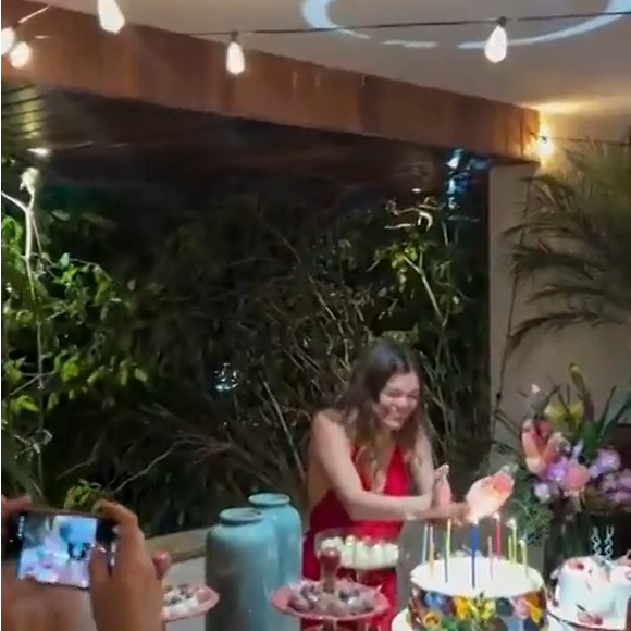 Shawn Mendes esteve no aniversário de Luana Marquezine, irmã de Bruna Marquezine, que completou 24 anos em uma comemoração reservada no Rio