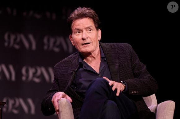Sete anos sóbrio, Charlie Sheen encara o passado em novo documentário da Netflix