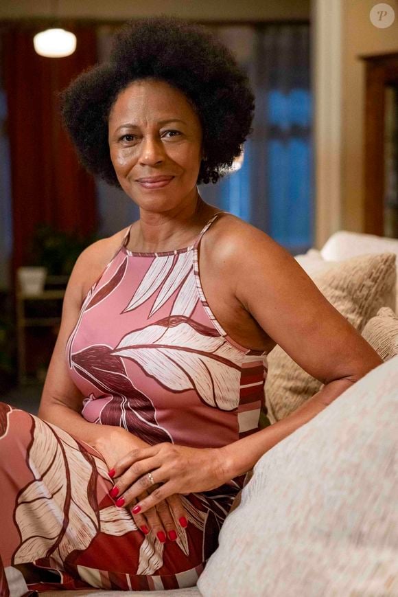 Eunice (Edvana Carvalho) chama atenção de marca no casamento de Marco Aurélio (Alexandre Nero) e Leila (Carolina Dieckmmann) na novela 'Vale Tudo' capítulo de 15 de setembro de 2025, segunda-feira
