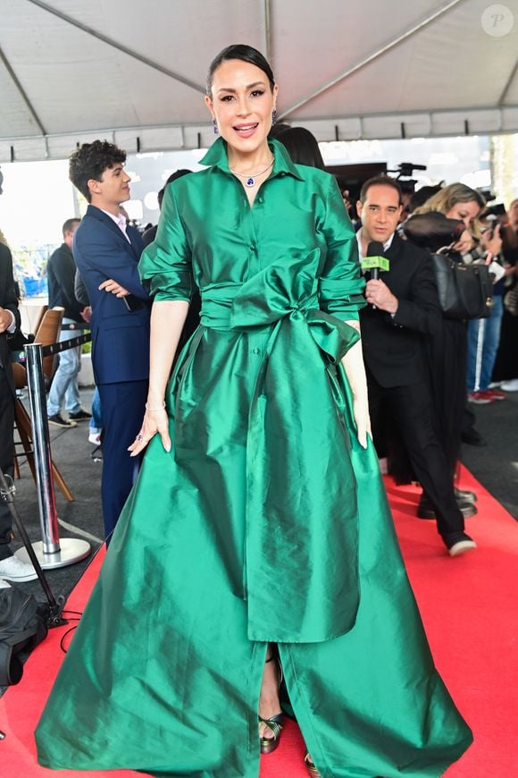A apresentadora e jornalista ousou no vestido-camisa em tom verde esmeralda ganha ares de alta-costura com o laço estruturado na cintura, mangas dobradas com atitude e um caimento impecável.