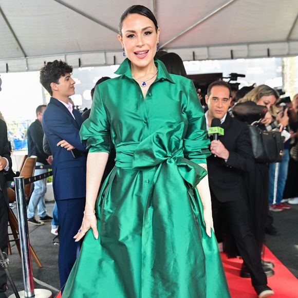 A apresentadora e jornalista ousou no vestido-camisa em tom verde esmeralda ganha ares de alta-costura com o laço estruturado na cintura, mangas dobradas com atitude e um caimento impecável.