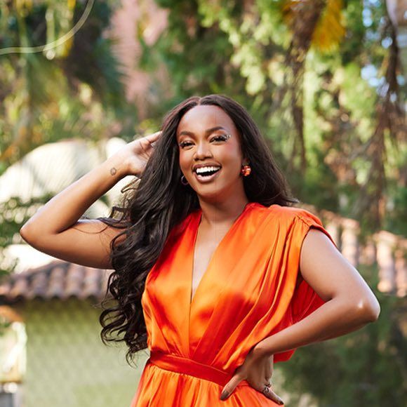 A cantora Iza não abre mão de sandálias em seus looks: 'Versátil'