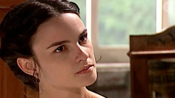 Rosana (Carolina Kasting) tem certeza que está apaixonada por Marco e garante que, se preciso for, vai fugir com ele