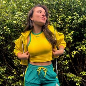 Larissa Manoela também apostou em um look esportivo em verde e amarelo, com corta-vento amarelo, regata nas cores da bandeira e calça verde de tactel. A produção une conforto e estilo, tornando-se uma excelente inspiração para quem busca um visual prático e moderno para acompanhar a Copa do Mundo de 2026