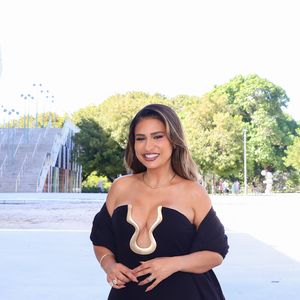 Simone Mendes completou o look com uma echarpe longa