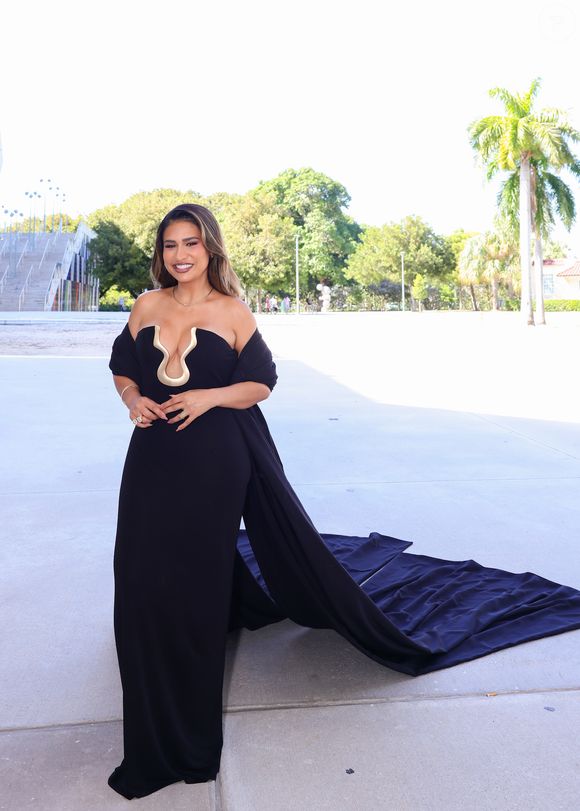 Simone Mendes completou o look com uma echarpe longa