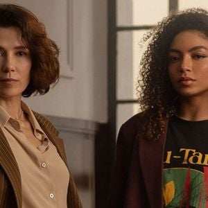 Segundo as orientações para conquistar um wet look mais natural, a fixação flexível é uma alternativa para evitar o aspecto endurecido. Depois que os fios secarem, basta amassar suavemente as mechas com as mãos para quebrar a rigidez do produto sem desfazer completamente a definição