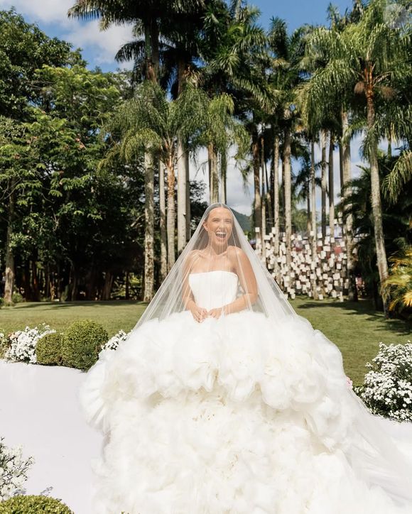 Vestido de noiva de Larissa Manoela roubou a cena na web