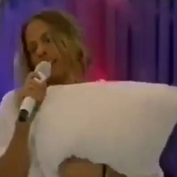 Adriane Galisteu já enfrentou Silvio Santos ao vivo - e de pijama! O episódio aconteceu durante o Charme, no SBT, e virou um dos momentos mais marcantes da televisão brasileira. Veja o que ela disse sobre isso anos depois