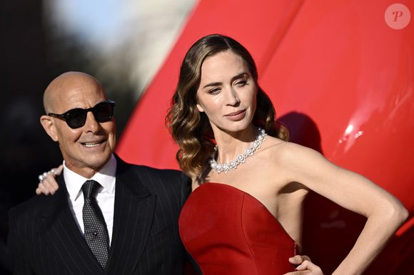 Em 'O Diabo Veste Prada 2', Emily Blunt retorna ao papel de Emily Charlton, enquanto Stanley Tucci reprisa seu icônico Nigel Kipling, reforçando a dupla como parte central do elenco da aguardada continuação.