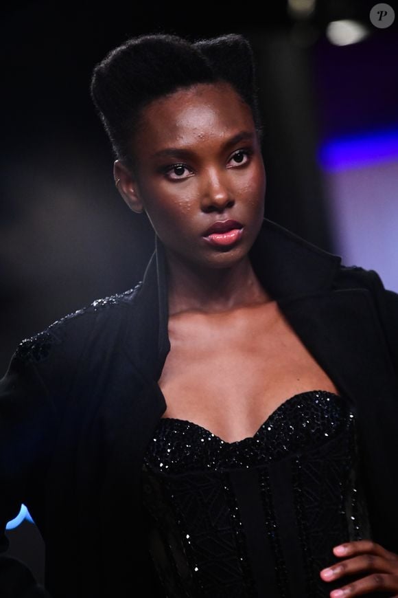 Transparências em renda preta marcam presença e criam looks de forte apelo fashion no desfile