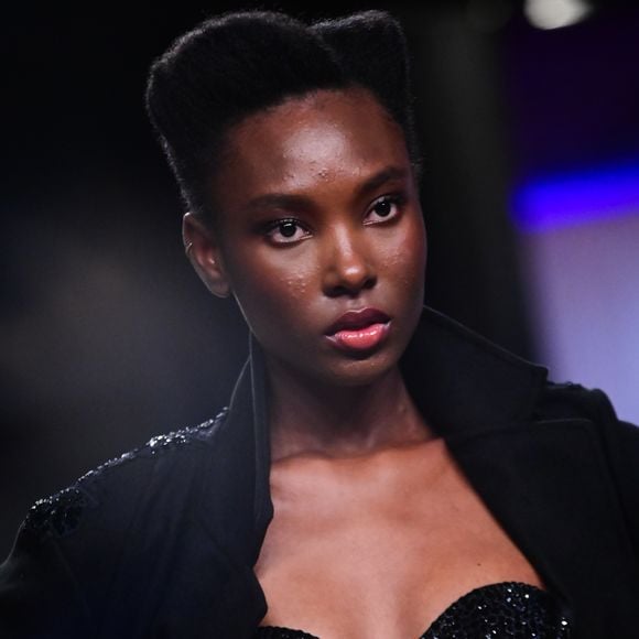 Transparências em renda preta marcam presença e criam looks de forte apelo fashion no desfile