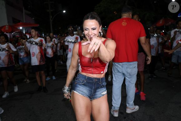 Viviane Araujo é rainha de bateria do Salgueiro desde o carnaval 2008