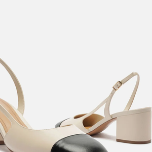 O contraste entre off-white e preto faz do novo scarpin da Arezzo uma peça versátil e refinada para looks de trabalho ou produções mais fashionistas