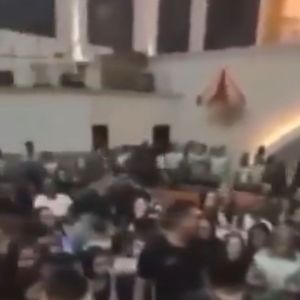 Internautas na web criticaram a postura dos diversos presentes que causaram tumulto para filmar Virginia rezando, na igreja.