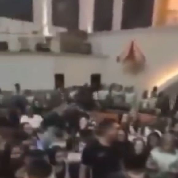 Internautas na web criticaram a postura dos diversos presentes que causaram tumulto para filmar Virginia rezando, na igreja.