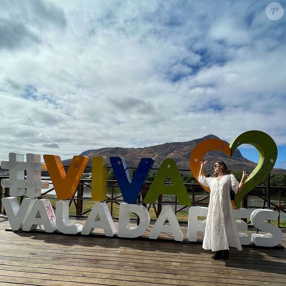 Virginia Fonseca viajou para Conselheiro Valadares, Minas Gerais, gravar seu documentário, com vestido longo solto