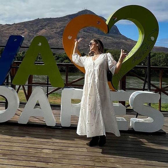 Virginia Fonseca viajou para Conselheiro Valadares, Minas Gerais, gravar seu documentário, com vestido longo solto