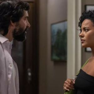 Antes da morte na novela Vale Tudo, Rubinho (Julio Andrade) sente palpitações ao ser ignorado por Maria de Fátima (Bela Campos)