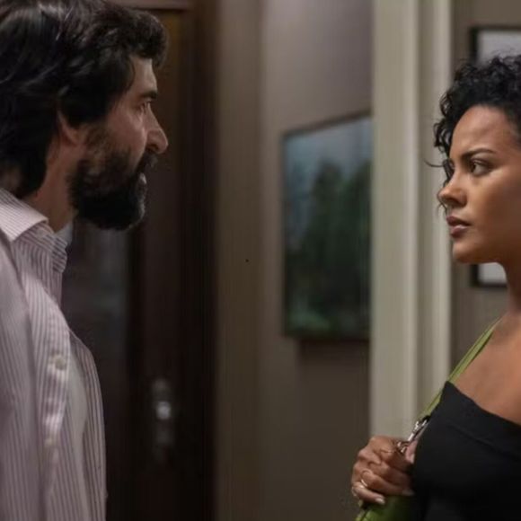 Antes da morte na novela Vale Tudo, Rubinho (Julio Andrade) sente palpitações ao ser ignorado por Maria de Fátima (Bela Campos)