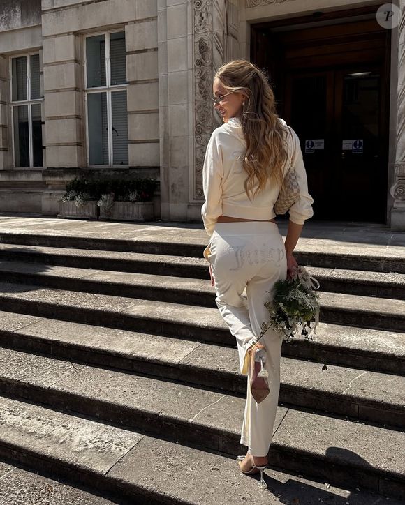 Influenciadora britânica escolhe conforto para o grande dia e desafia códigos tradicionais do casamento