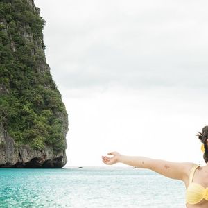 A cor yellow butter fez parte dos biquínis de Larissa Manoela, como nesse modelo hot pants e detalhe florido.