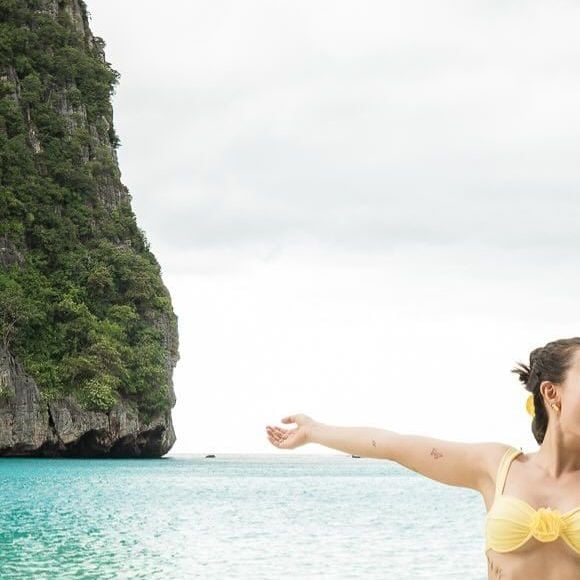 A cor yellow butter fez parte dos biquínis de Larissa Manoela, como nesse modelo hot pants e detalhe florido.